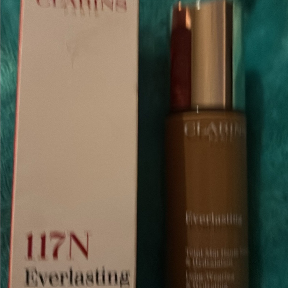 Clarins Everlasting long wearing &Hydrating Matte Foundation shade 117N hazelnut